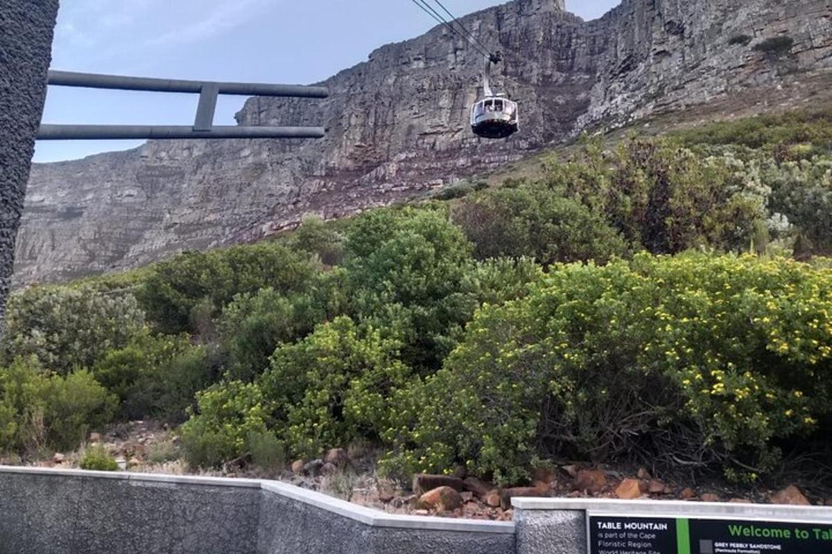 ένα αυτοκίνητο σε ένα τελεφερίκ μπροστά από ένα βουνό