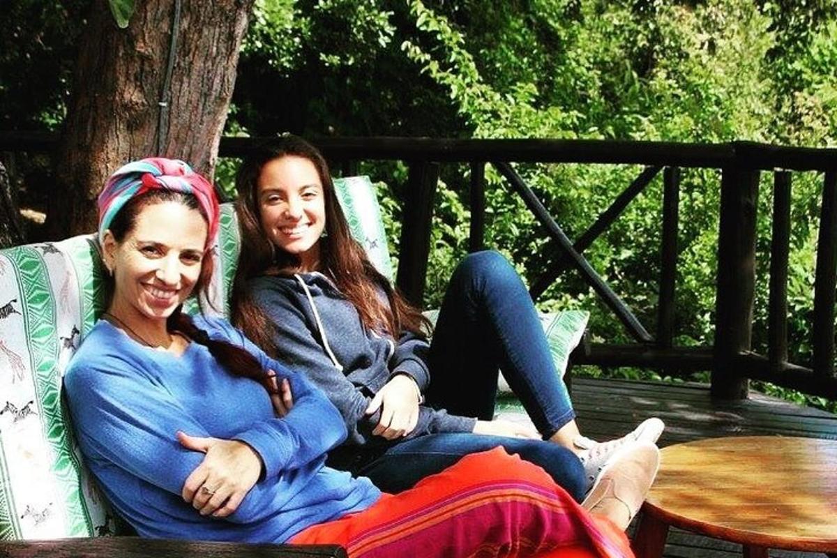 due donne sedute su una panchina in un portico