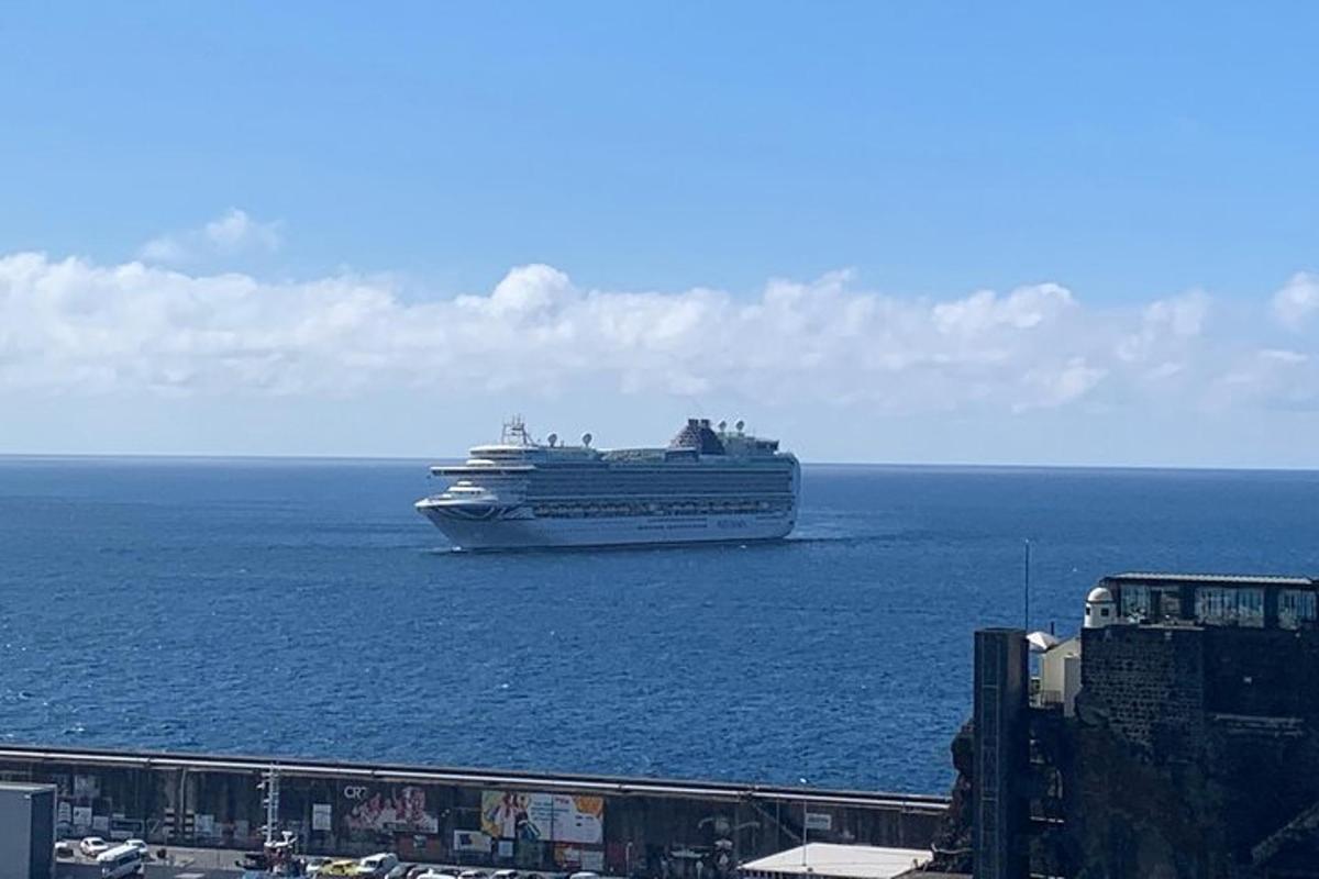 un crucero en el océano sobre el agua
