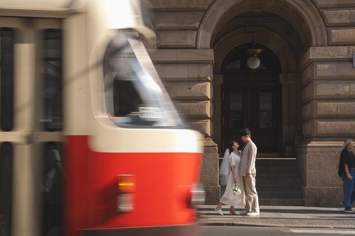 due persone in piedi davanti a un edificio con un treno