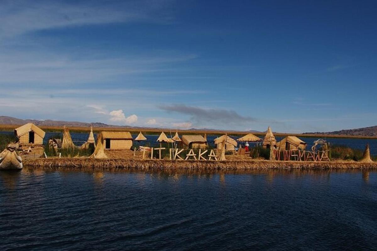 um grupo de cabanas em uma ilha na água