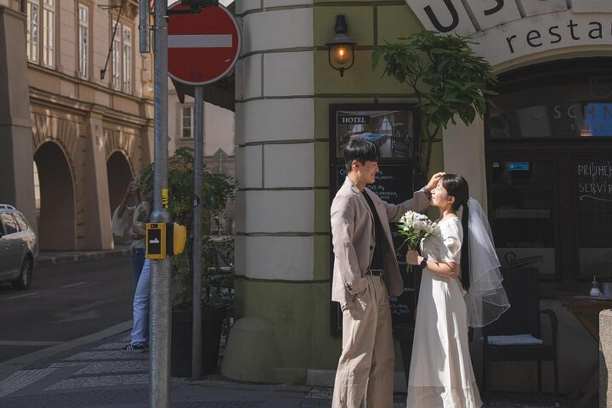 una sposa e uno sposo in piedi all'angolo di una strada