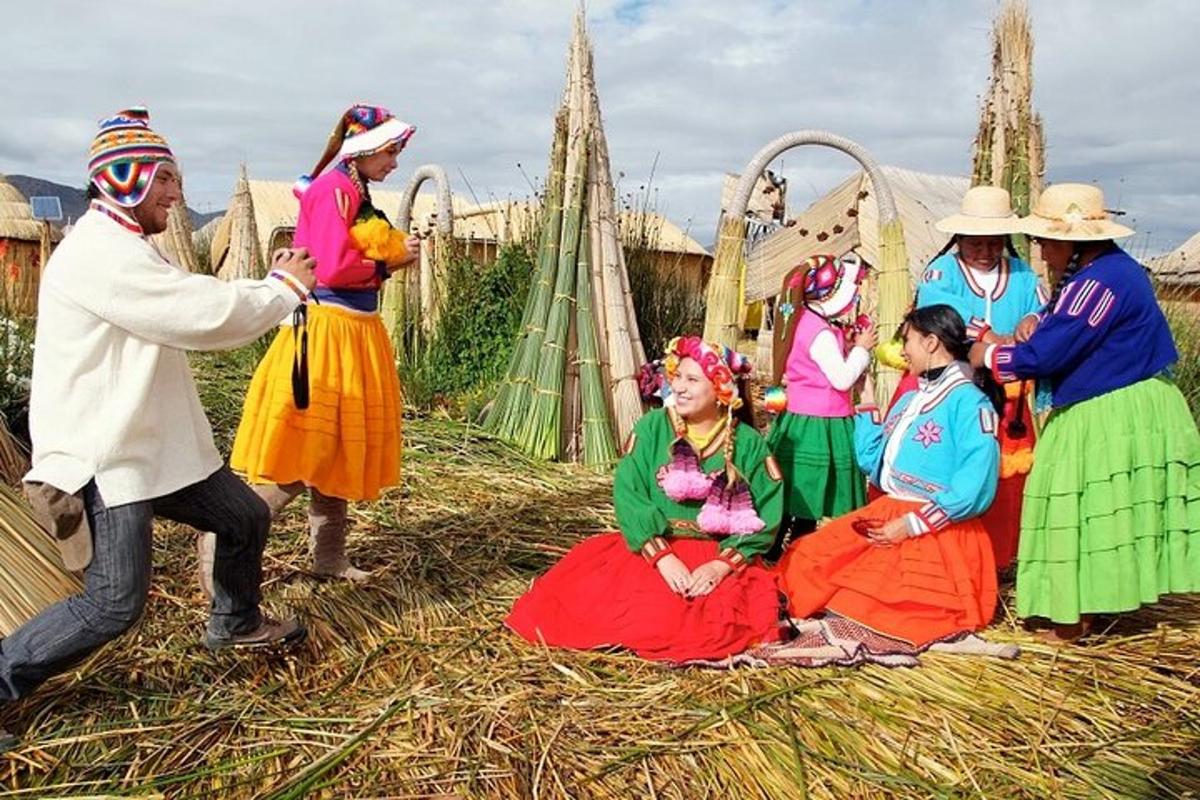 Un grupo de personas vestidas con disfraces posando para una fotografía.