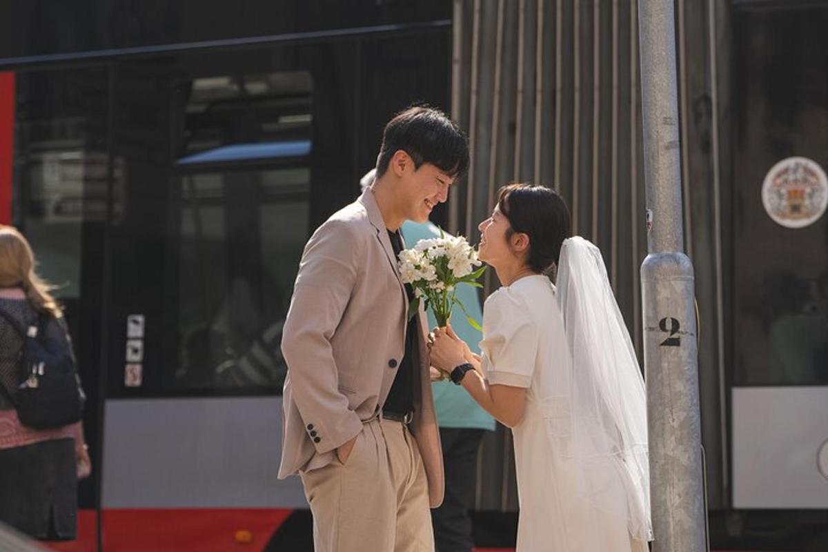 una sposa e uno sposo in piedi davanti a un autobus
