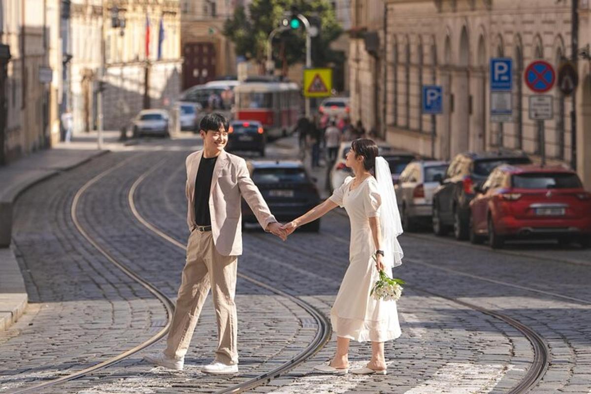 un uomo e una donna camminano lungo una strada tenendosi per mano