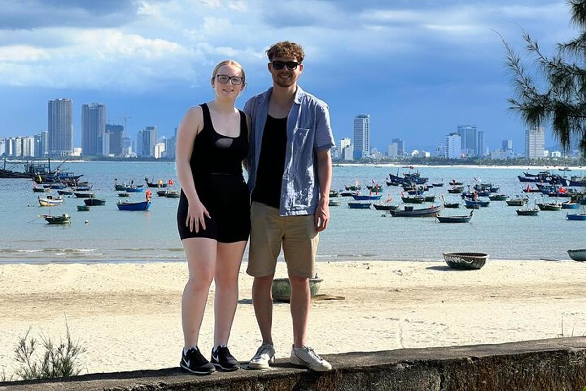 seorang pria dan seorang wanita berdiri di pantai