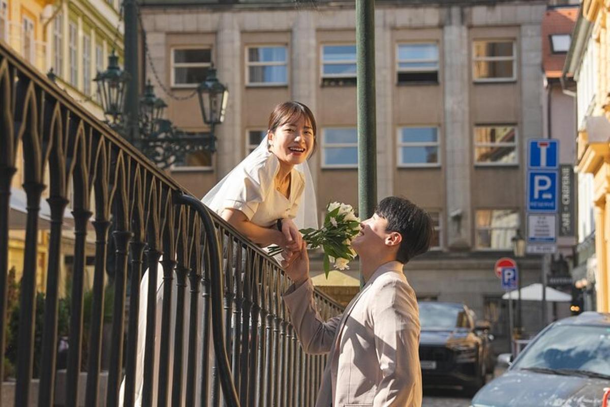 un uomo che regala un mazzo di fiori a una donna
