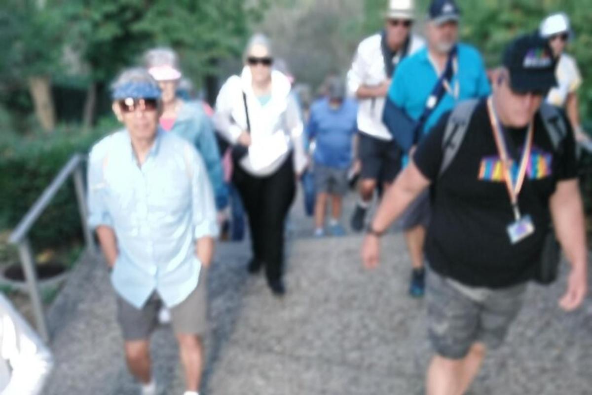 un grup de persones caminant per un camí