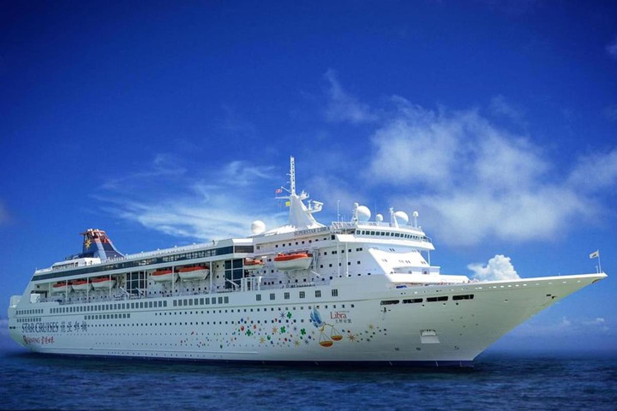 Un crucero en el océano con un cielo azul.