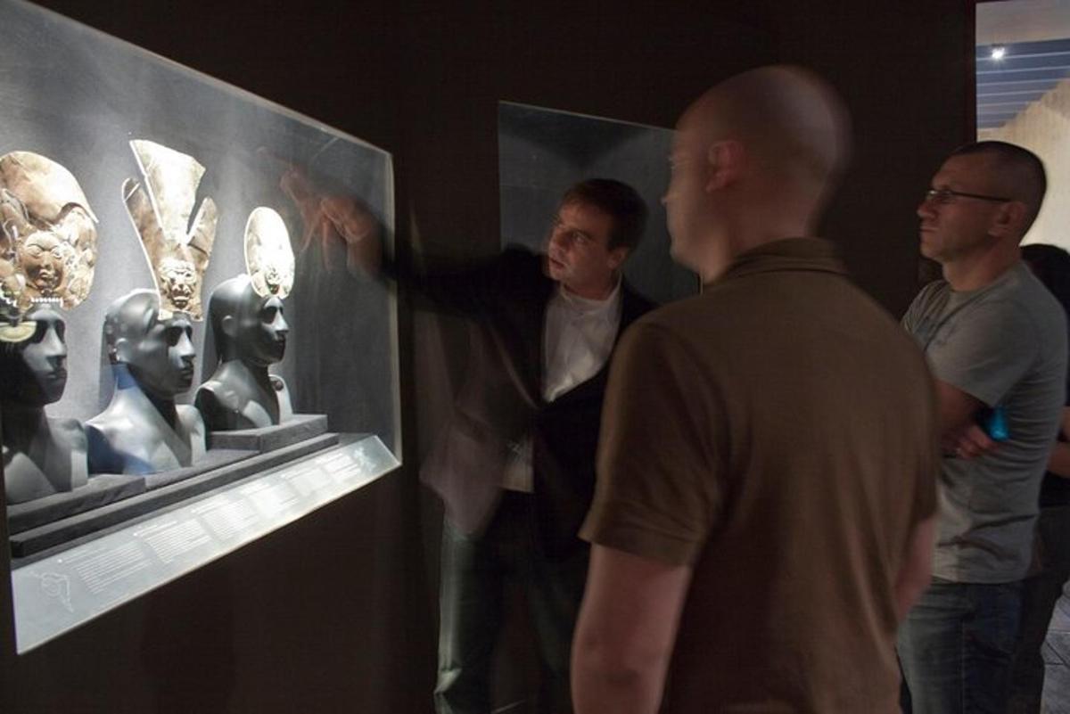 skupina mužů prohlížejících si expozici v muzeu