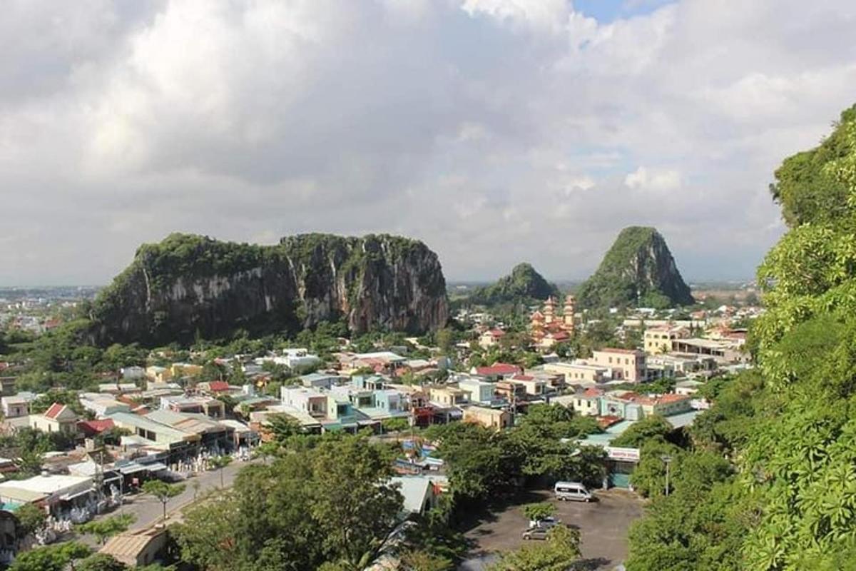 pemandangan kota dengan pegunungan di latar belakang