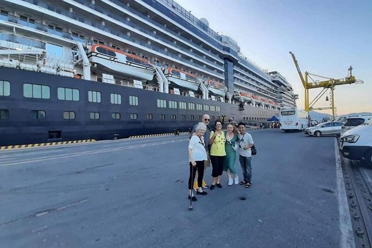 een groep mensen die voor een cruiseschip staan
