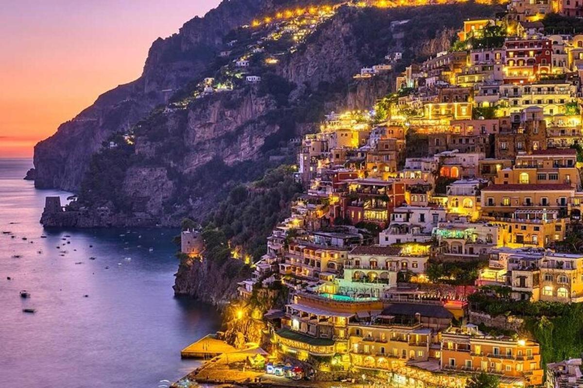 un poble de Positano al vessant d'una muntanya a la nit