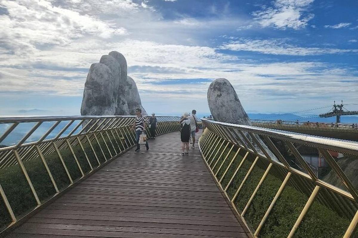 un uomo e un bambino camminano su un ponte con una roccia