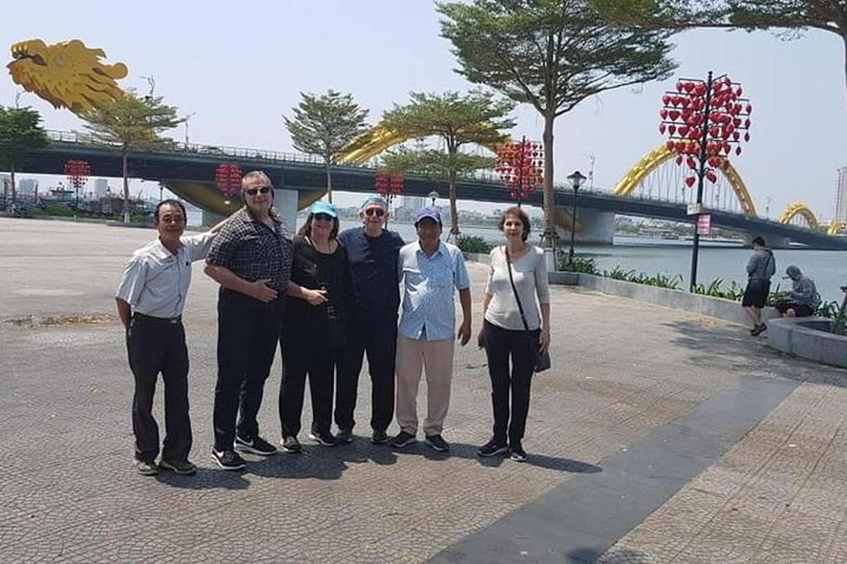 sekelompok orang berpose untuk foto di taman
