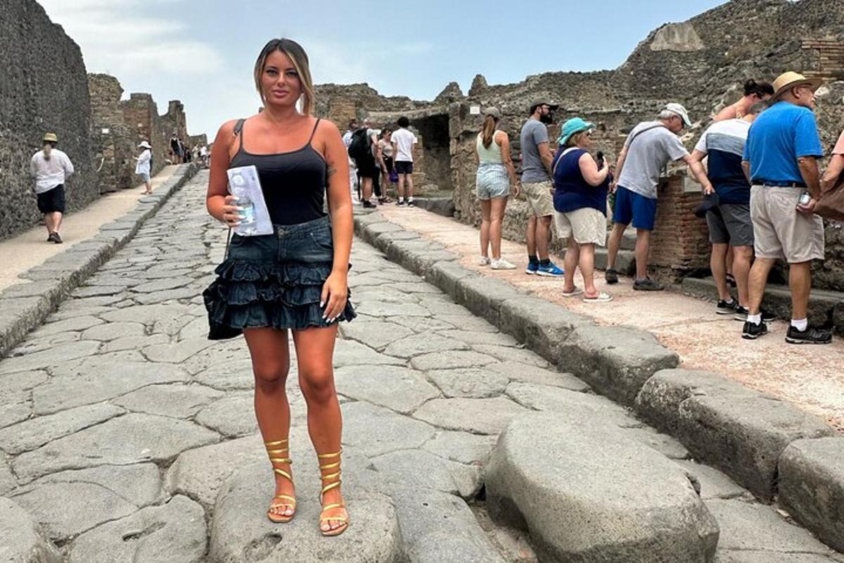 žena stojící na ulici u ruin
