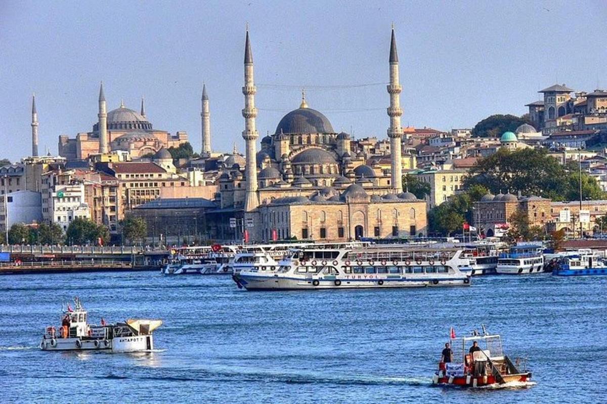μια ομάδα σκαφών στο νερό μπροστά από μια πόλη