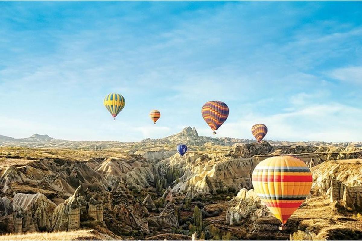 μια ομάδα από αερόστατα θερμού αέρα που πετούν στον ουρανό