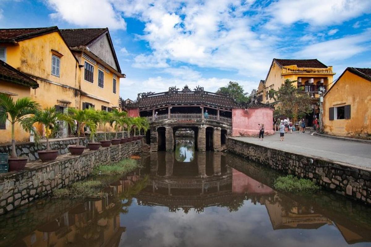 pemandangan kanal di kota dengan gedung-gedung