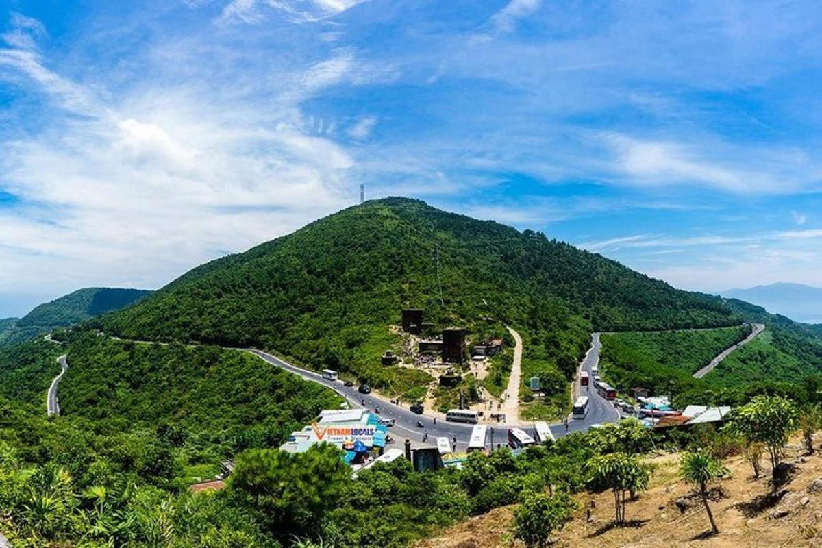 gunung dengan jalan di atasnya