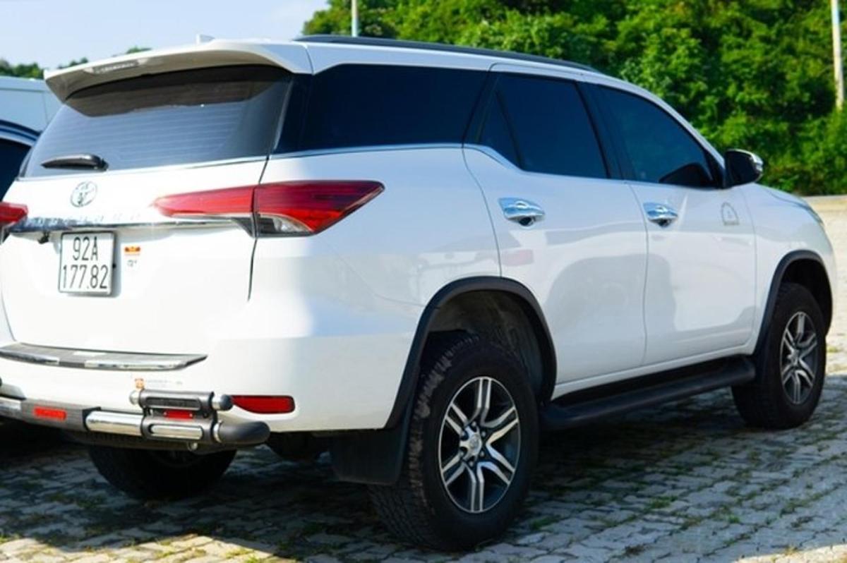 sebuah suv putih diparkir di tempat parkir