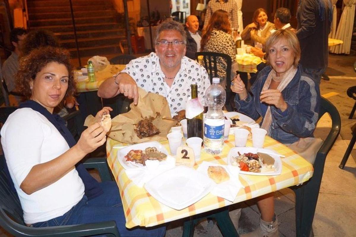 skupina lidí sedících u stolu a jedících