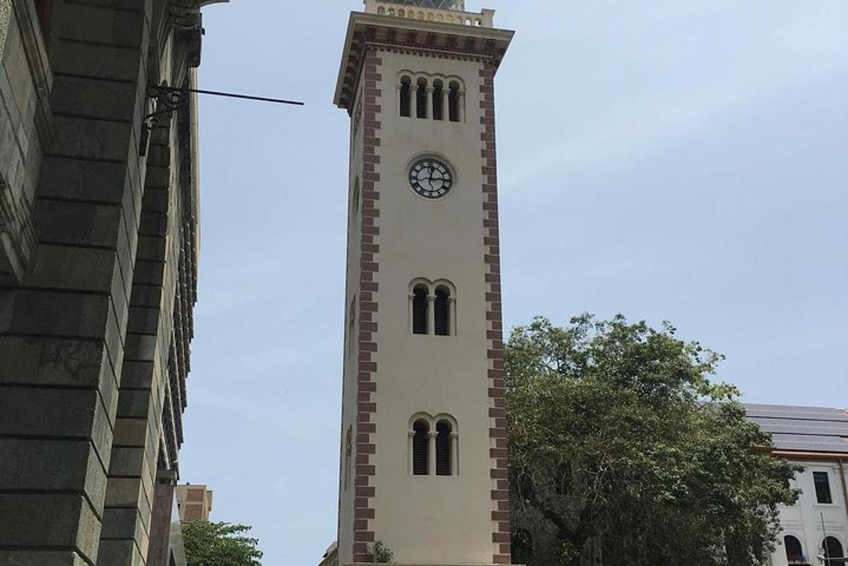 Una torre de reloj alta con un reloj encima
