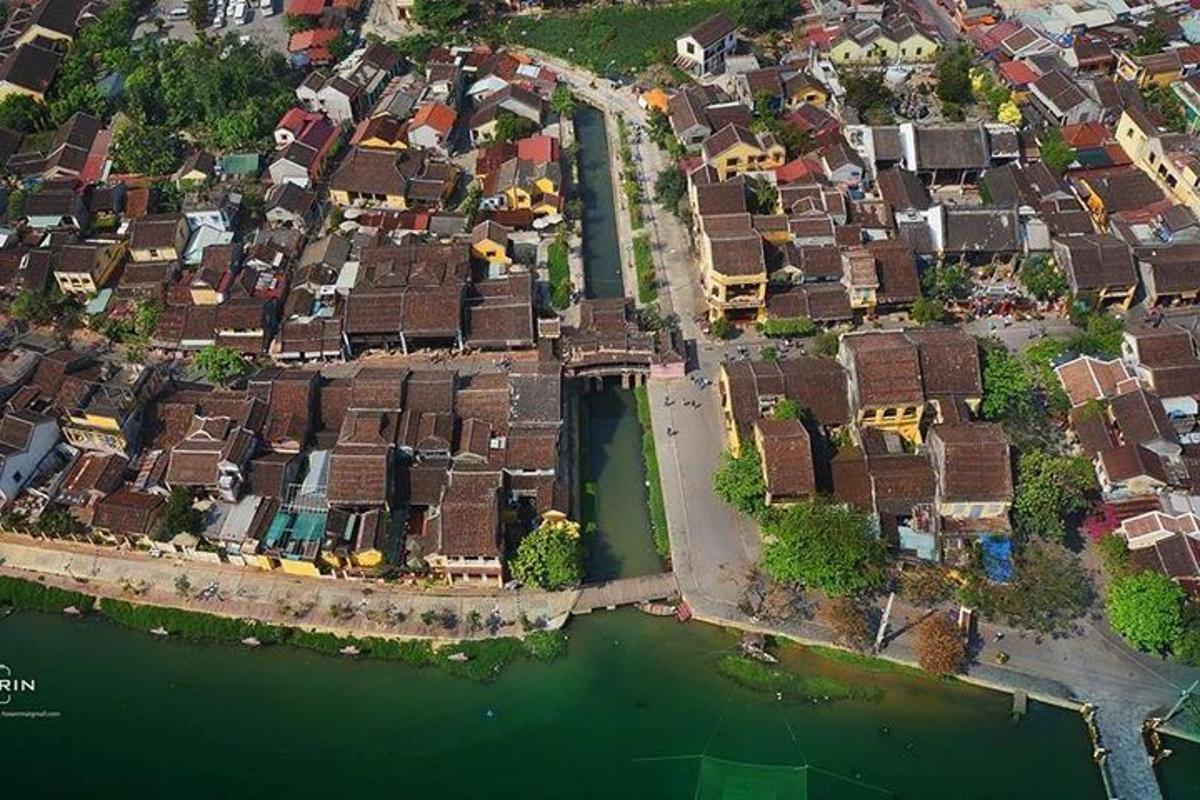 pemandangan kota dari atas dengan rumah dan air