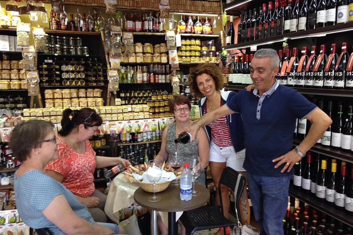um grupo de pessoas em pé em uma loja de vinhos