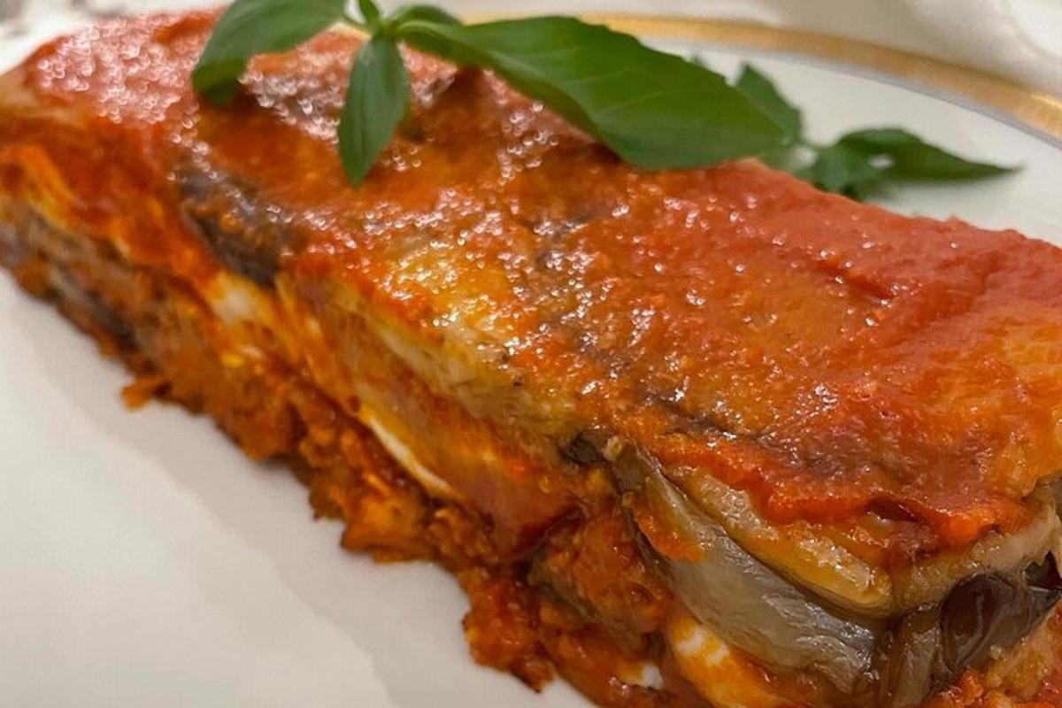 Un primer plano de un trozo de comida en un plato.