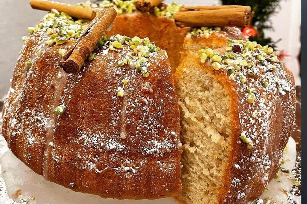 Un bizcocho Bundt con azúcar glas encima.