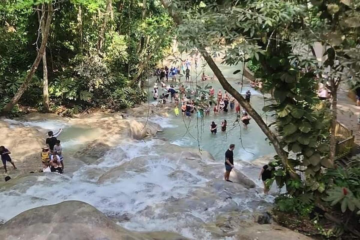 Un grupo de personas de pie en un río