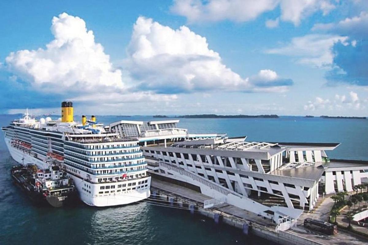 Un gran crucero está atracado en el agua