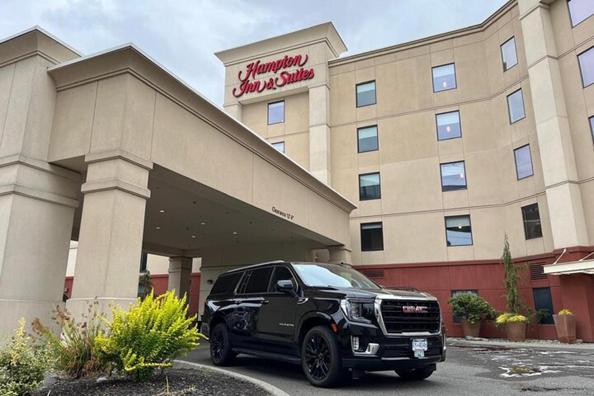 un camion nero parcheggiato davanti a un hotel