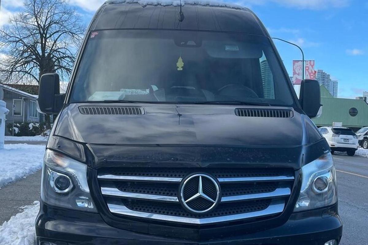 un furgone Mercedes Benz parcheggiato in un parcheggio