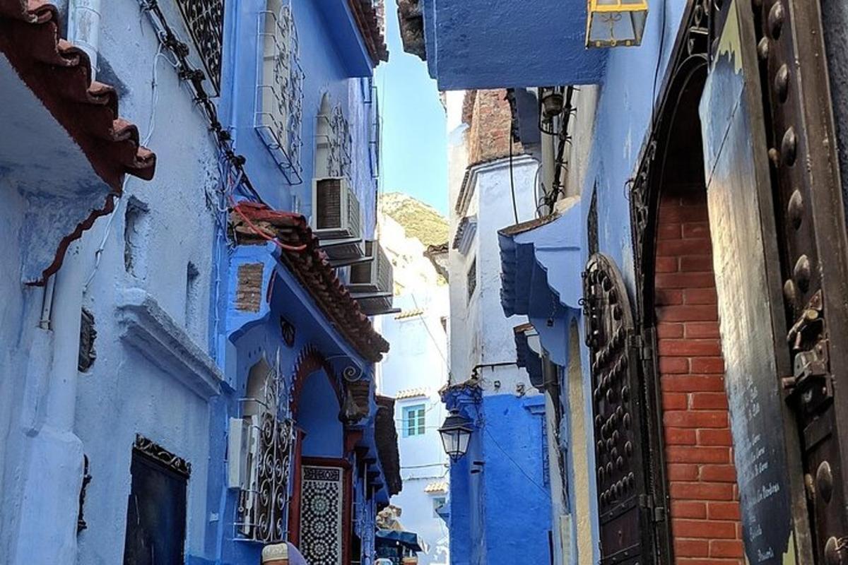 lorong dengan bangunan bercat biru dan jalan