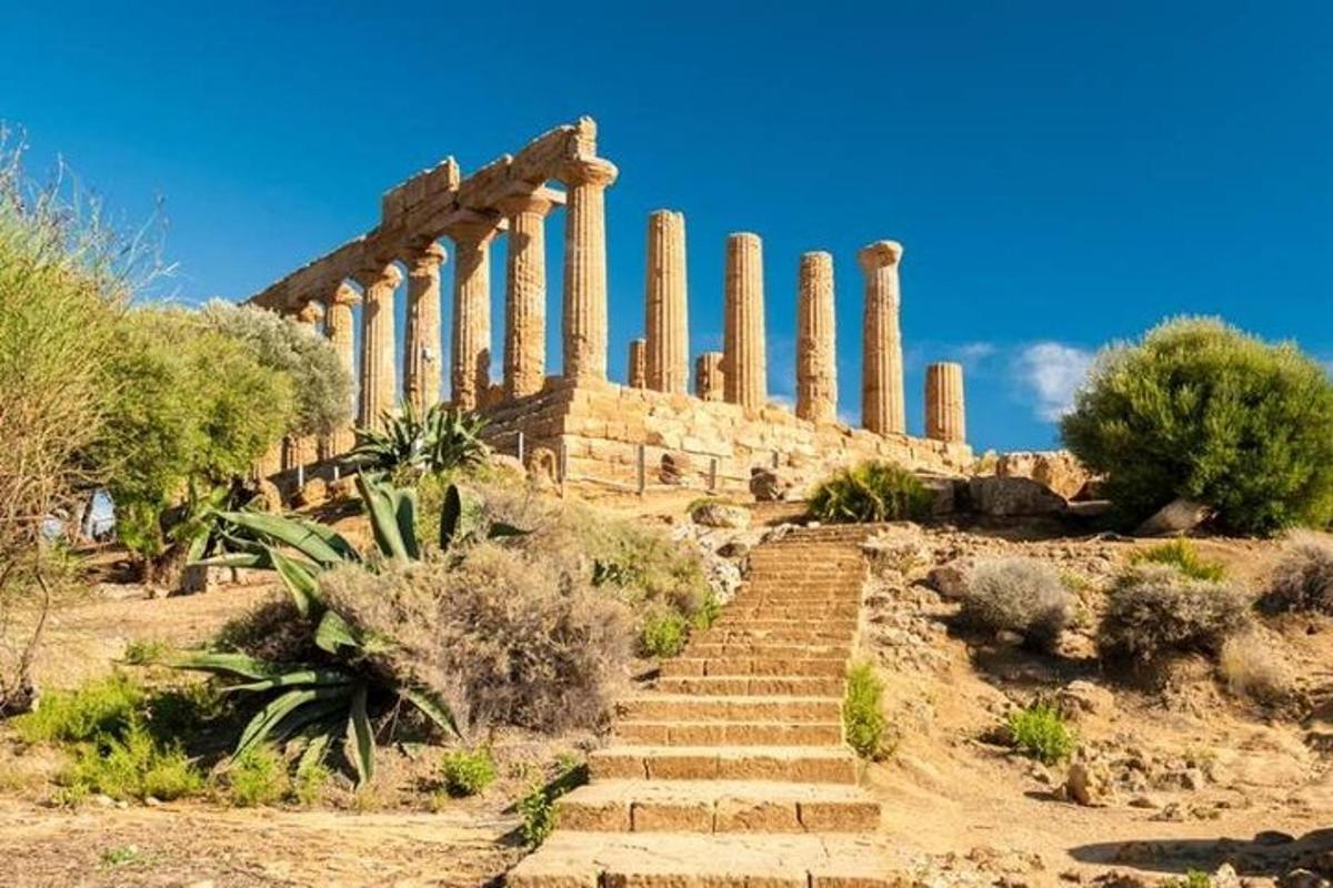 una scala che conduce a un tempio con pilastri