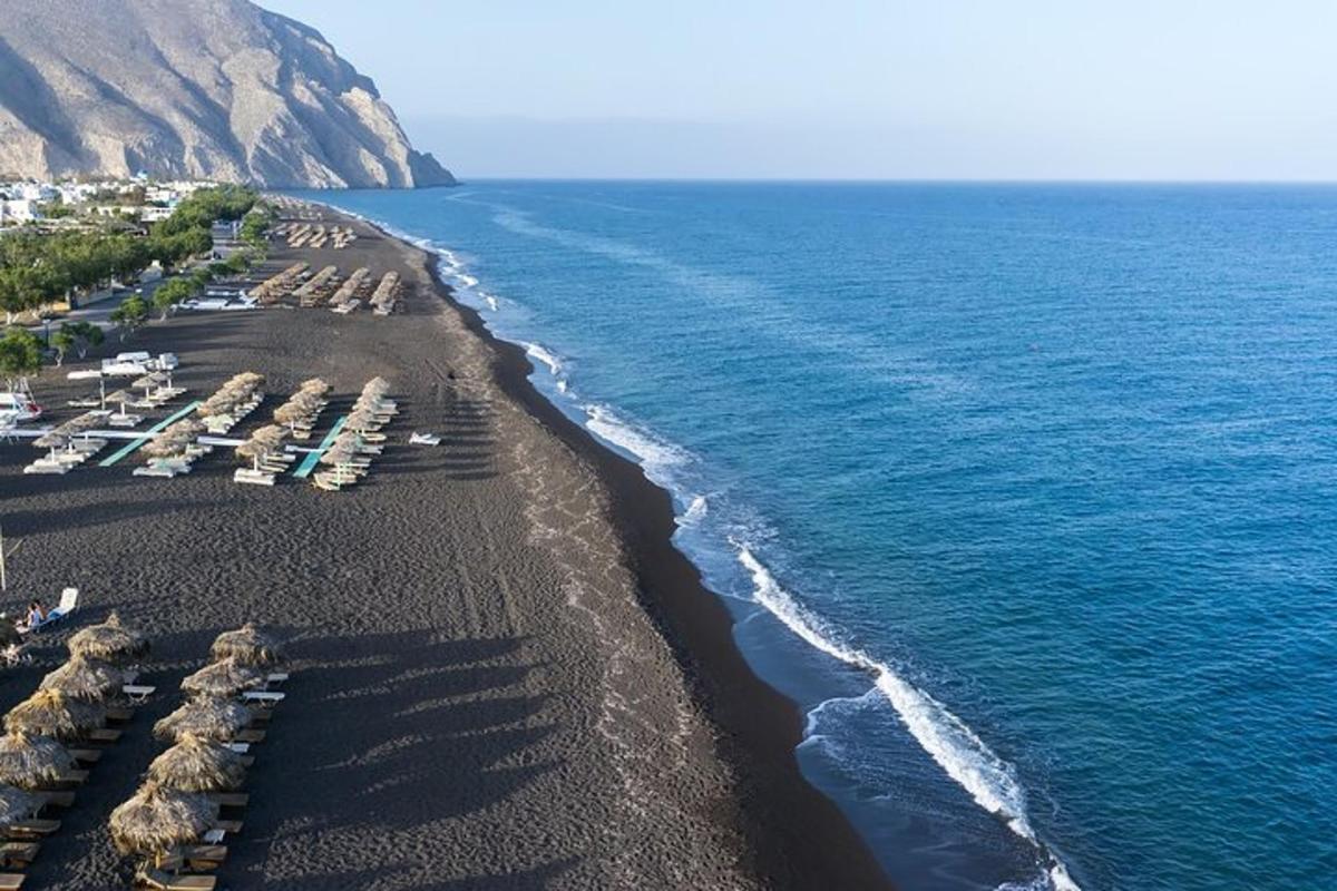 een luchtfoto van een strand met stoelen en de oceaan