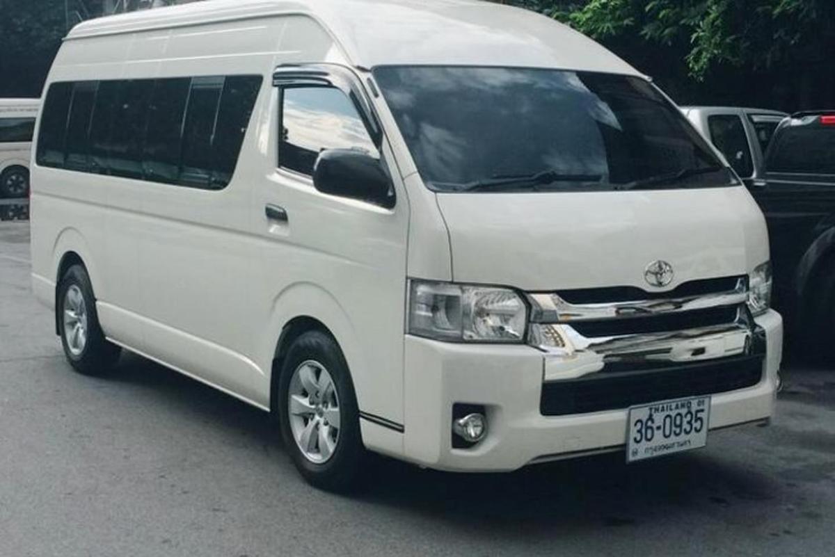 một chiếc xe tải màu trắng đỗ trong bãi đậu xe