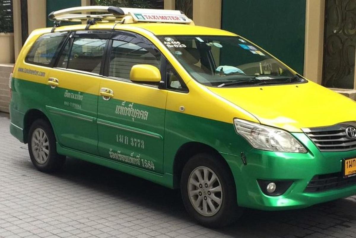un'auto verde e gialla parcheggiata su una strada