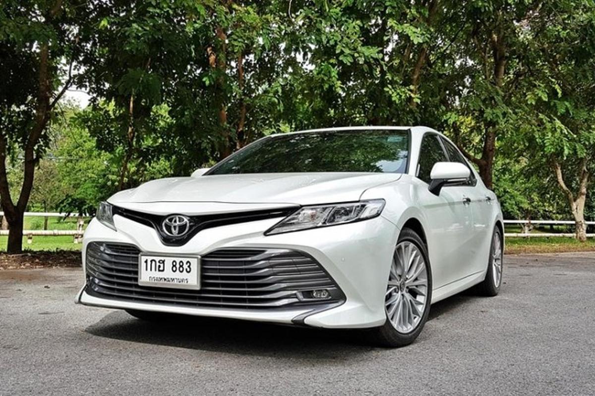 egy fehér Lexusuana parkolt egy parkolóban