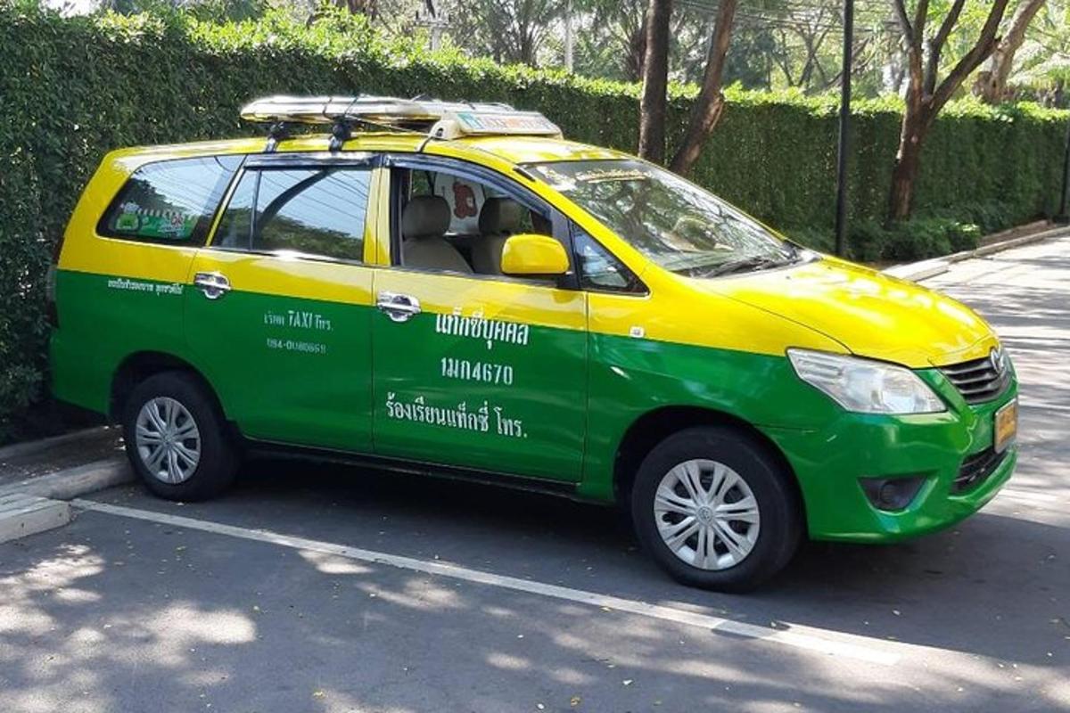 zelené a žluté auto zaparkované na parkovišti