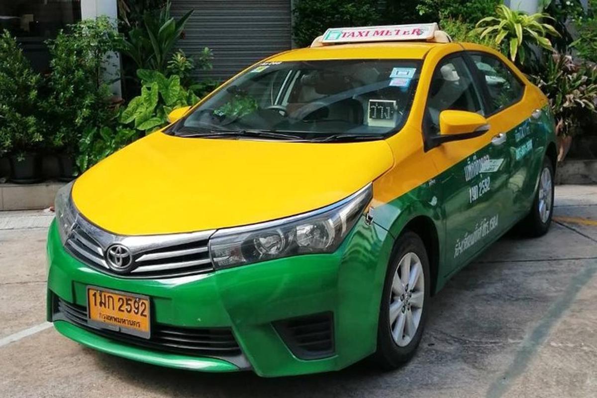 una piccola auto verde e gialla parcheggiata in un parcheggio