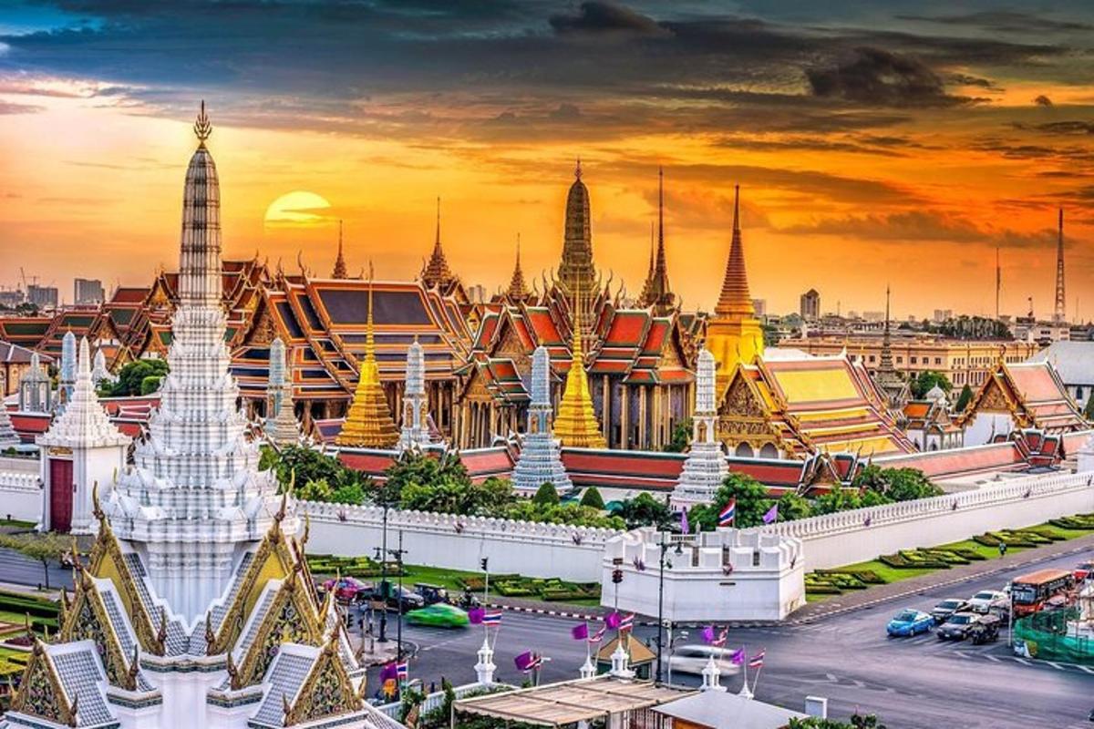 một góc nhìn về một tòa nhà trong thành phố lúc hoàng hôn