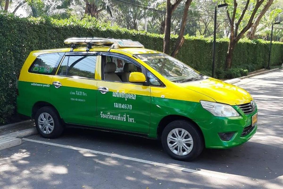 un'auto verde e gialla parcheggiata sul ciglio di una strada