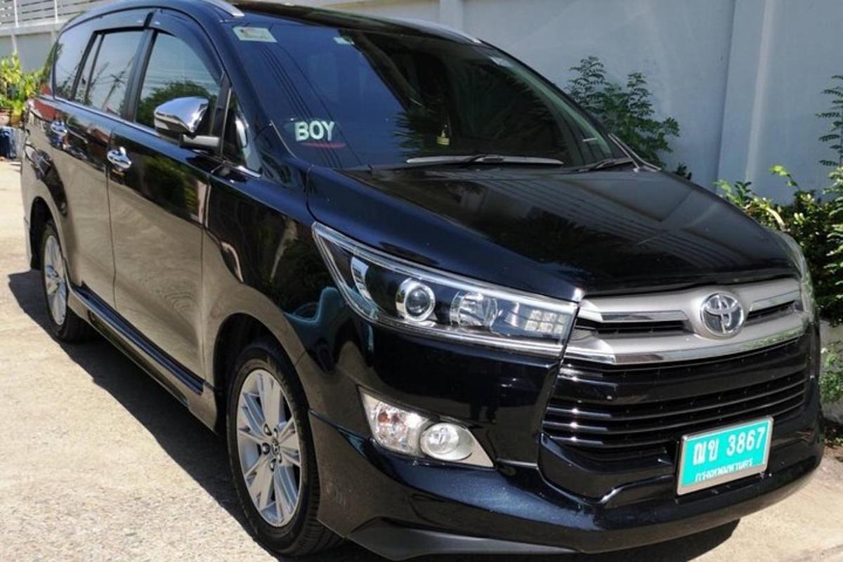 sebuah van hitam diletakkan di jalan masuk