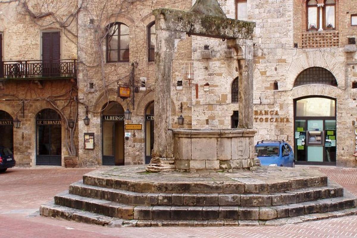 un edifici de pedra amb una font al davant