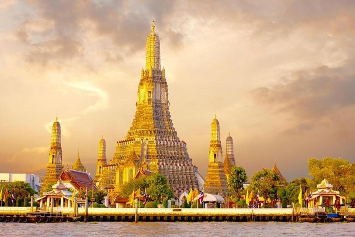 một tòa nhà lớn với những tòa tháp cao bên cạnh mặt nước