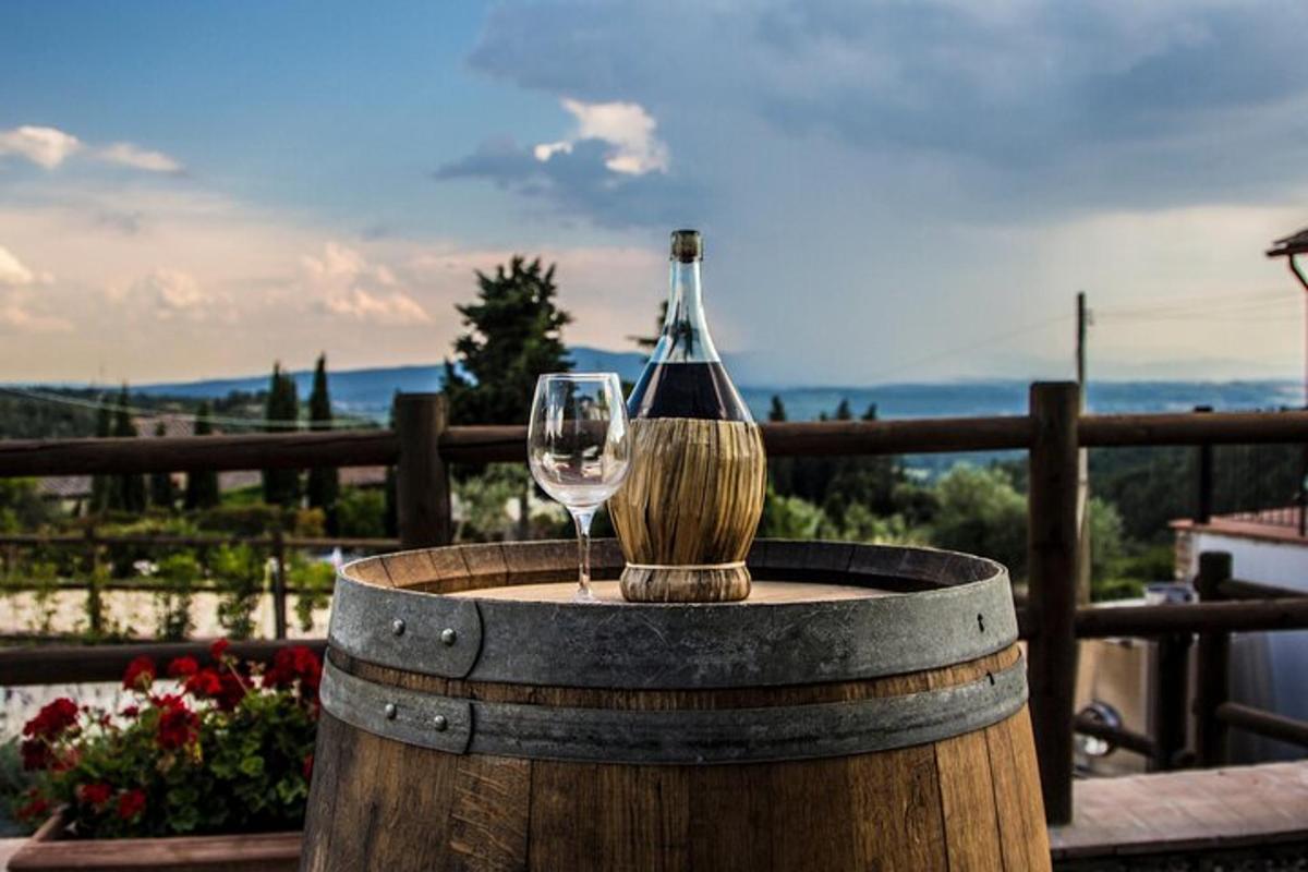 un bicchiere di vino appoggiato sopra una botte