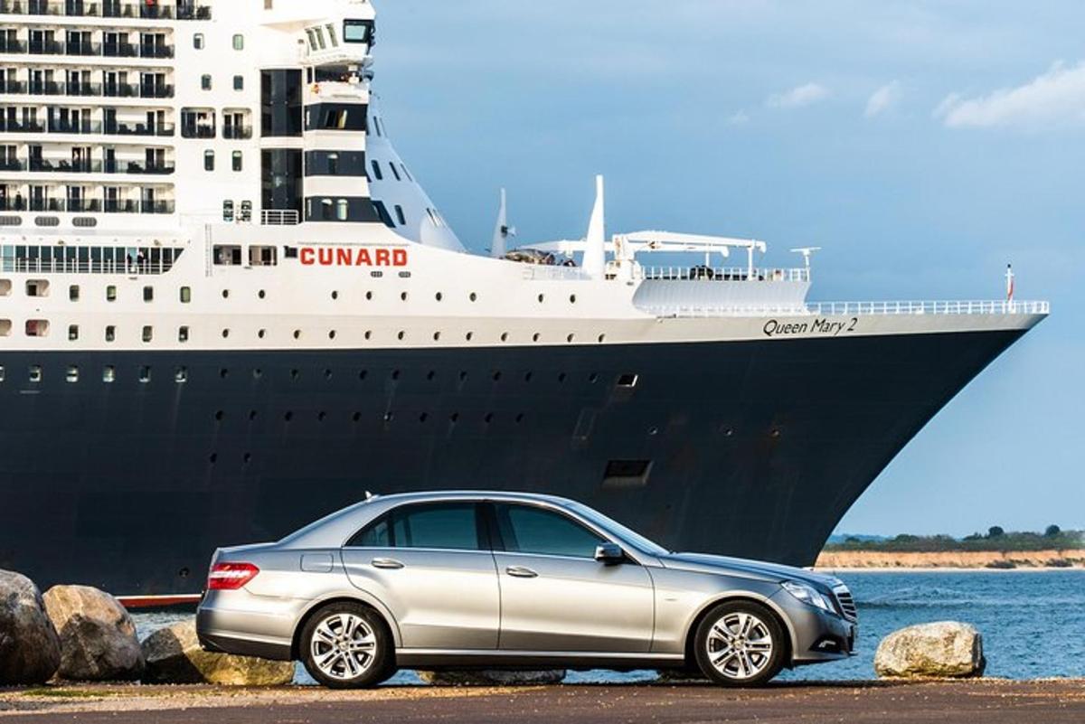 um carro estacionado em frente a um navio de cruzeiro